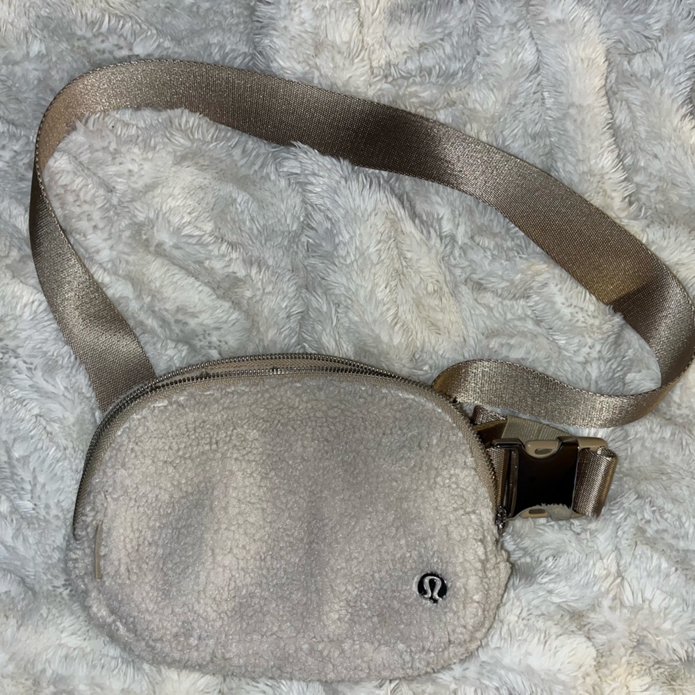 Lululemon everywhere belt bag (1L) in natural ivory/trench.